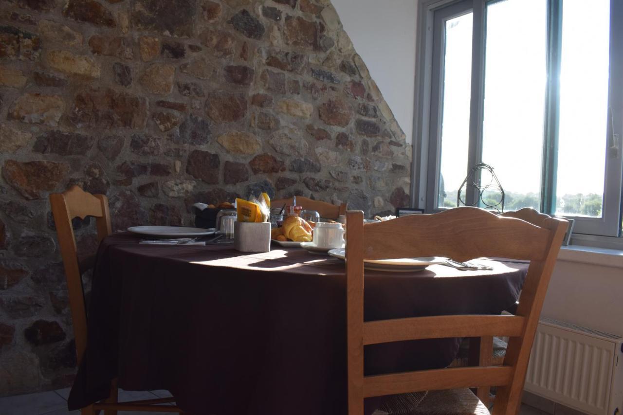 Auberge De La Vallee De La Douve L'Etang-Bertrand Bagian luar foto